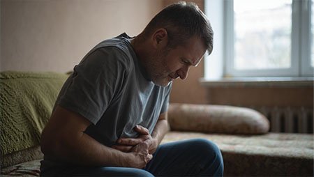 Мужчина схватился за живот